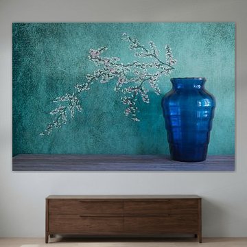 Stilleben mit blauer vase by Verrerie Doyen