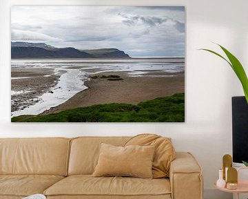 Foto op strand in IJsland met uitzicht op de bergen van Bianca Fortuin