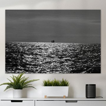 Boot mitten auf dem Meer