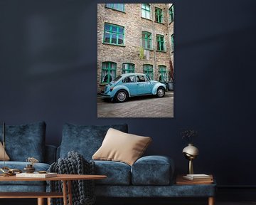 Retro blauwe klassieke auto geparkeerd naast bakstenen gebouw