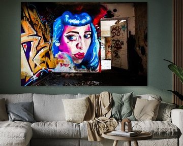 Kleuren van vergankelijkheid - graffitiportret in een verlaten gebouw van Infinite Decay