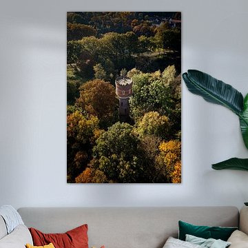 Der alte Wasserturm in Zaltbommel im Herbst.