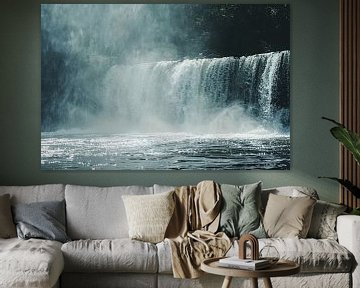 Waterval omhuld door nevel en mist van Imperial Art House