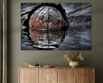 Verroeste kogel in reflecterend water van Imperial Art House