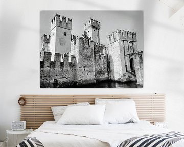Middeleeuws kasteel aan het water Castello Scaligero Sirmione Gardameer van Sergio Pazzano