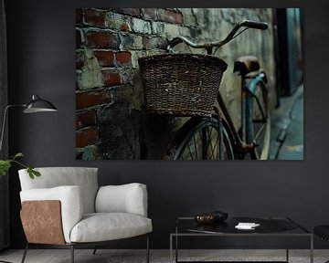 Oude fiets met mand van Art & Soul Creations