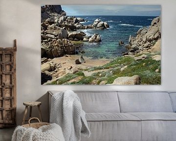 Vue sur la mer et fragments de roche sur Gabi Kaula