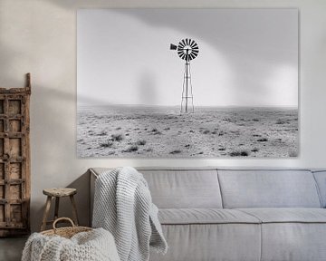 Windmolen in verlaten landschap