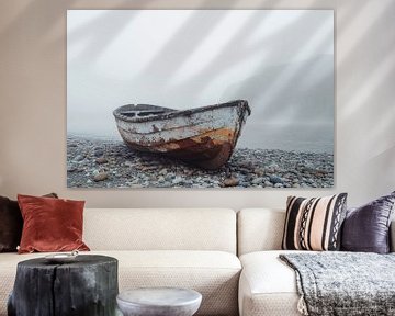 Oude boot op kiezelstrand van Art & Soul Creations