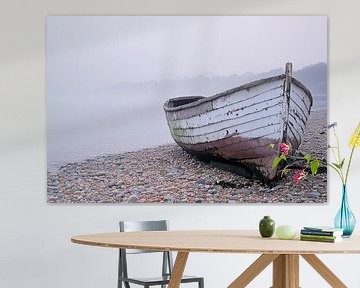Verweerde boot op kiezelstrand van Art & Soul Creations