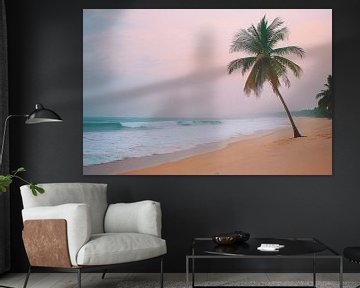 Rustig strand met palmboom van Art & Soul Creations