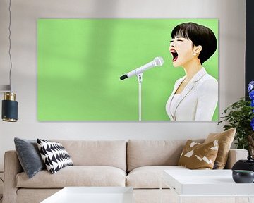 Aziatische vrouw zingt hartstochtelijk in de microfoon van Frank Heinz