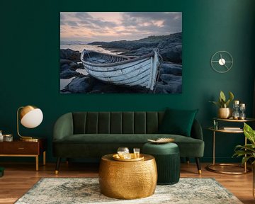 Verlaten vissersboot aan de kust van Art & Soul Creations