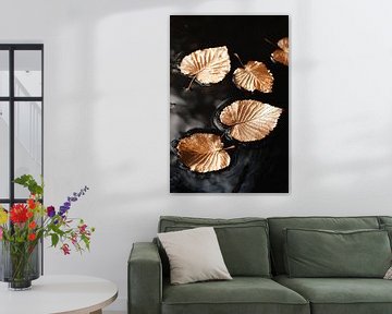 Gouden bladeren op water van Art & Soul Creations