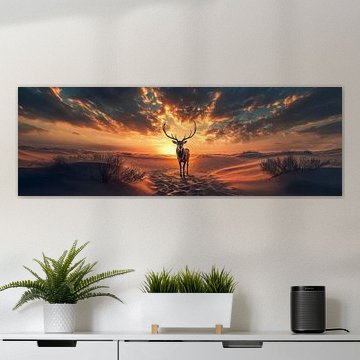 Ein Reh bei einem malerischen Sonnenuntergang in der Dünenlandschaft