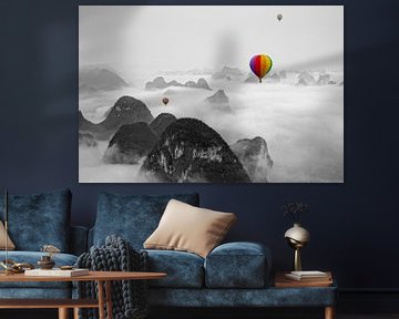 Hot air balloon over Yangshuo China (Zwart Wit) von Dennis Kruyt