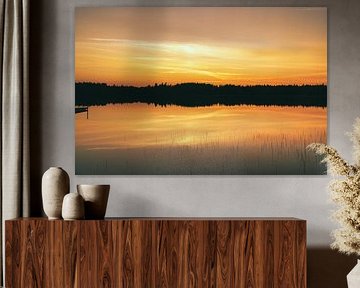 Zonsondergang bij het meer in Zweden