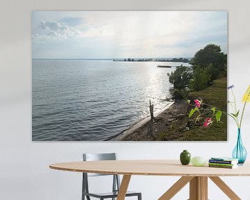 Meer in Zweden met witte wolken, blauw water en bomen aan de oever