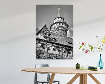 NÜRNBERG Sinusvormige toren van de Kaiserburg | Monochrom van Melanie Viola