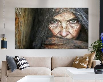 Oudere vrouw met hoofddoek en blauwe ogen van Frank Heinz