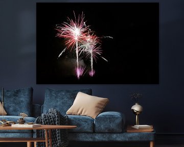 Rood paars vuurwerk op zwarte achtergrond van Aagje de Jong