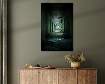 Verlassener Korridor mit grünem Licht - Der Charme des Verfalls von InfiniteArtLabs