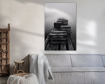 Nebliges Holzgerüst in Schwarz und Weiß von Imperial Art House