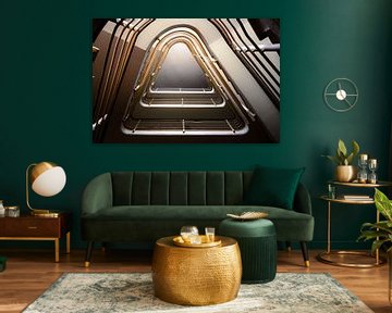 Geometrische trappen - symmetrie en licht in een verlaten gebouw van InfiniteArtLabs