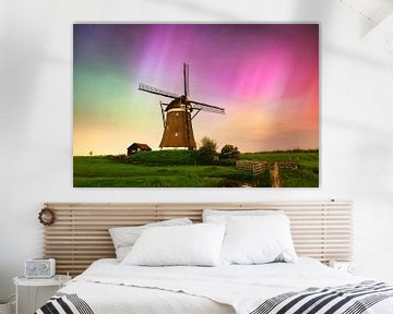 Noorderlicht met een molen in de polder in Nederland van iPics Photography