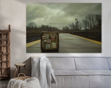 Oude koffer op verlaten perron van Imperial Art House