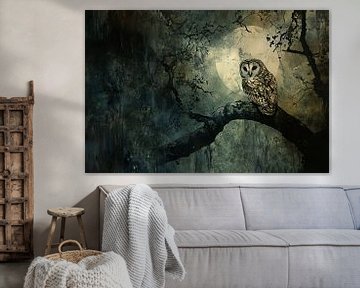 Uil in maanlicht op tak van Imperial Art House