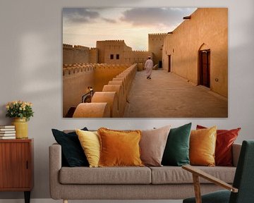 Nizwa Fort in Oman tijdens zonsondergang van Paula Romein