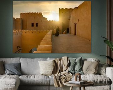 Nizwa Fort in Oman tijdens zonsondergang van Paula Romein