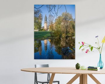 Weimar - de toren van het stadspaleis wordt weerspiegeld in de rivier de Ilm van t.ART