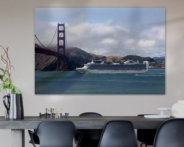 Cruiseship passeert Golden Gate Bridge San Francisco van Henk Alblas