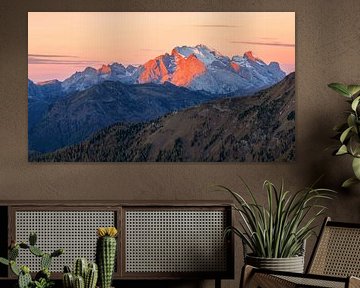 Uitzicht vanaf de Passo di Giau naar de marmolada bij een mooie zonsopkomstt van Marga Vroom