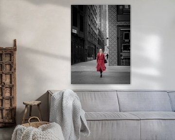 Dame in rood, 2022 van Thilo Haas