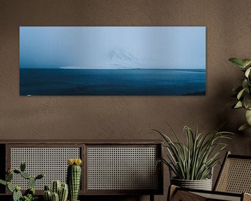 Kijkend over Seljafjordur fjord in IJsland van Henry Oude Egberink