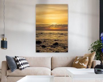 Sonnenuntergang am Strand mit großen Felsen im Wasser an der Ostsee auf Rügen