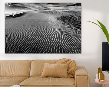 Zandpatronen op het strand in de Camargue van Flatfield