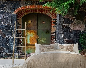 Alte, rostige Eisentür in altem Gemäuer