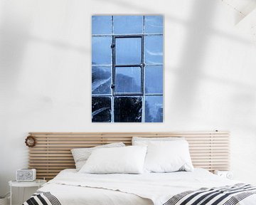 Oud, blauw fabrieksraam | blauw van Flatfield