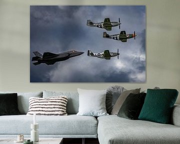 Ancien et nouveau : 3 P-51 Mustangs et 1 F-35 Lightning II en vol.