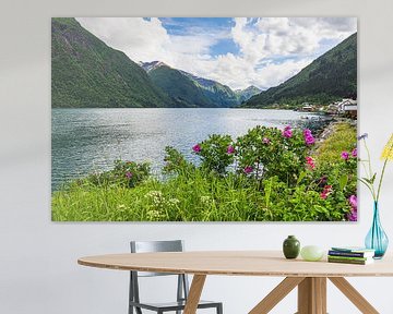 Uitzicht over de Fjærlandfsjord in Noorwegen van Rico Ködder