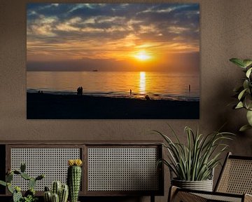 Sunset at sea in the Netherlands sur Karin van Waesberghe