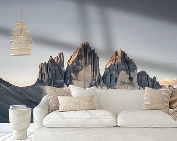 Die majestätischen Drei Zinnen im sanften Morgenlicht von Klaus Tesching - Art-AI