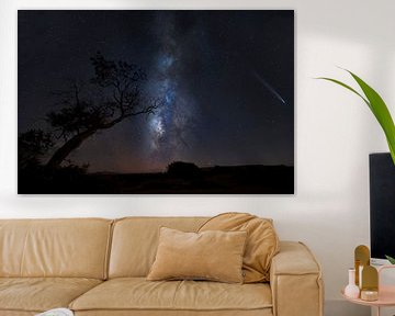 Melkweg en komeet in woestijn, milky way and comet in desert van Corrine Ponsen
