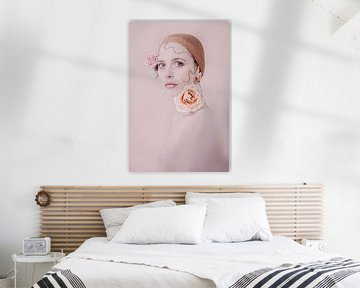 femme art étain rose fleurs sur Corine de Ruiter