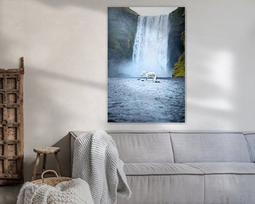 Wit IJslands Paard bij Skogafoss Waterval van Madinja Groenenberg