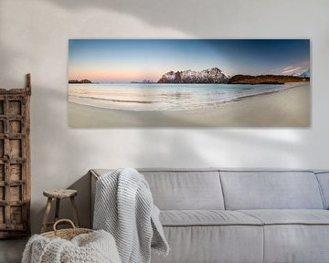 Zonsondergang op het strand van Hovden in de Vesteralen-archipel in Noorwegen